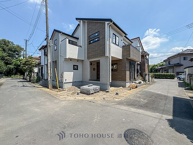 【外観】堂々たる趣ながら、主張し過ぎずどこか余裕を感じさせるシャープなフォルムで佇む邸宅は、晴天の空と照らし合わせる事で、本来あるべき完成形の姿を見せてくれます。