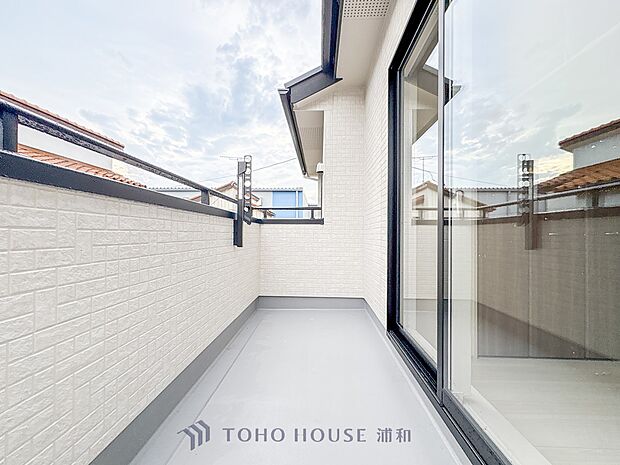 【バルコニー】朝の澄んだ空気や、夕方に吹く清々しい風を五感で感じられるバルコニー。屋外にあって、住まいの中でも本当の自然を感じられるスペースです。