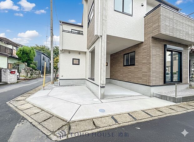 【駐車場】カースペース2台可。車が1台なら、来客用の駐車場や、駐輪スペースとしてご活用ください。