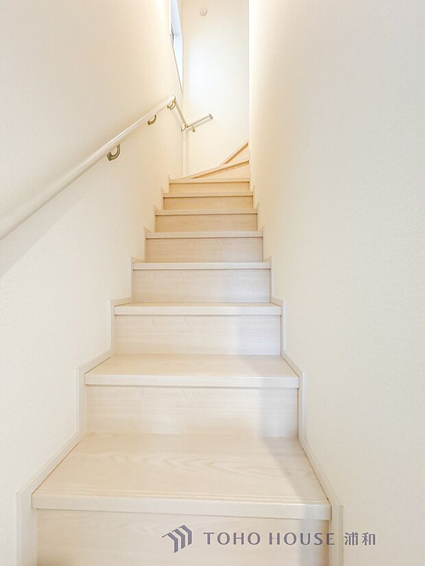 【手すり付き階段】手すりがないと階段の昇り降りで危険なことはもちろん、壁に手をつきながら歩くことで壁紙が汚れやすくなります。すべての方に快適に昇り降りしていただくため、手すりを設置しました。…