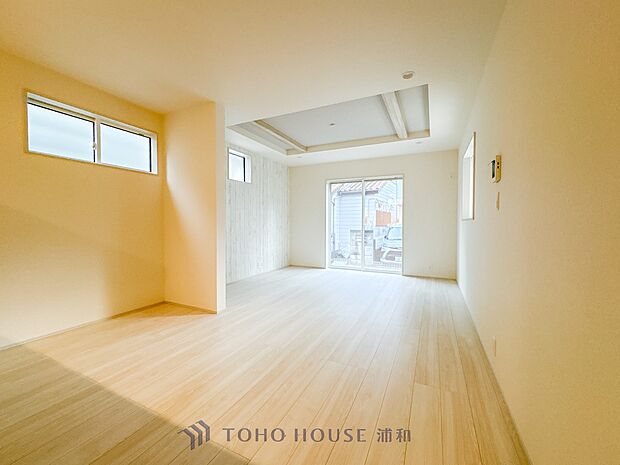 【LDK18帖】シンプルなデザインの家は風情がある。住む人のこだわりを感じる。外観も内装もいたってシンプル。居心地がよく、家事や趣味、子育てなどにも集中できる。家も人間も熟成するほどシンプル…