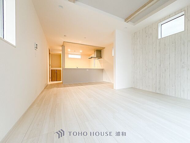 【LDK18帖】木の温もりがやさしいフローリング仕様。明るく広々としたダイニングはとても快適な空間です。