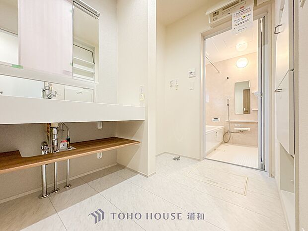 【脱衣所】洗面所は小さなプライベートスペース。歯磨き、洗顔と毎日施す個人空間。