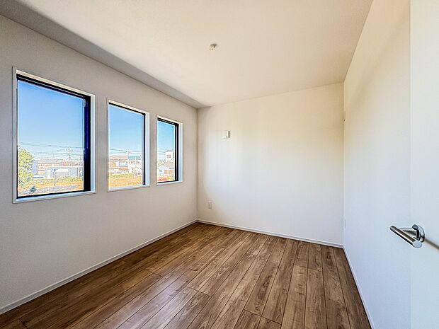 【Room-洋室6.3帖】  快適に過ごす条件は、一人ひとり違います。だからこそ飾り過ぎないシンプルな内装と偏り過ぎないデザインで統一しました。暮らしの中でオーナー様だけの【マイホーム】に創…