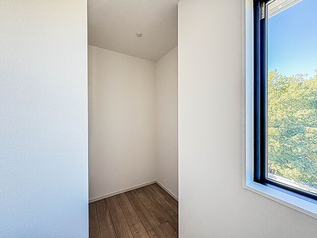 【WIC（ウォークインクローゼット）】  たくさんの洋服をかけてもシワになりにくいウォークインクローゼット。洋服以外にも、普段使わない家電やスーツケース、ストック品など何でも片付く嬉しい空間…