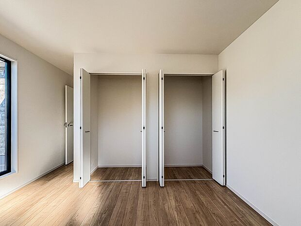 【収納】各部屋を最大限に広く使って頂ける様、全居住スペースに収納付。プライベートルームはゆったりと快適に。