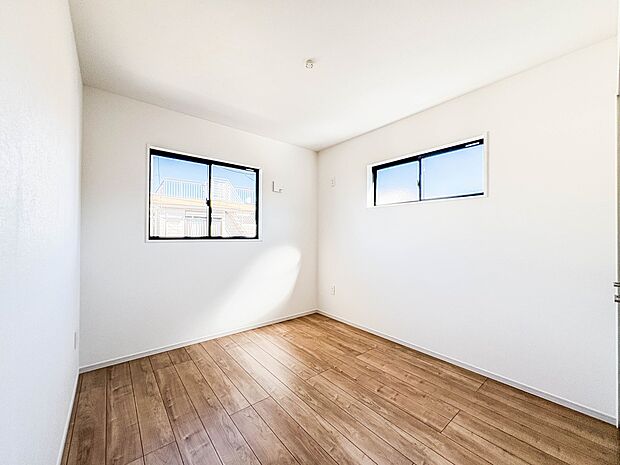 【Room-洋室5.2帖】  シンプルにデザインされた室内。家具やレイアウトでお好みの空間に。