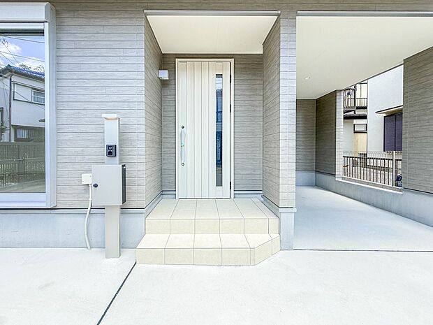 【玄関】玄関はおうちの顔と言われます。玄関アプローチは、外観デザインの印象を左右します。ご家族の個性を出しながら、素敵な玄関でお客様をお迎えしてください。