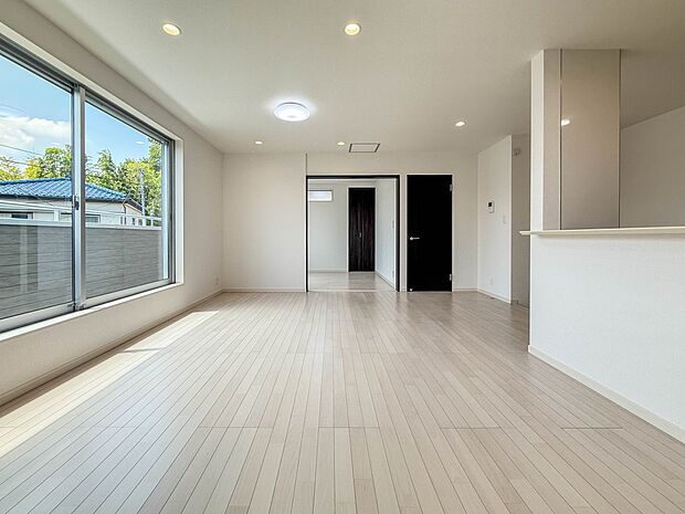 【LDK18帖】うららかな陽射しがどのお部屋にも降り注ぎますように、快適さを追求した間取設計。得難い立地環境での生活を恵みの豊かな永住の地へと変えてくれます。