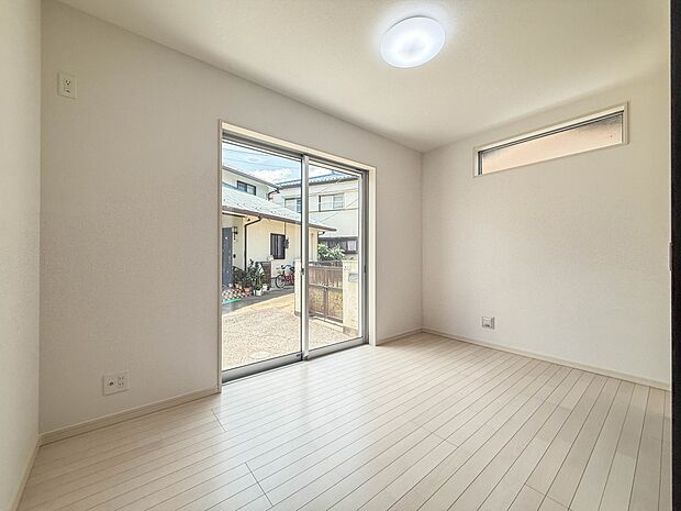 【子供部屋5帖】お子様のお部屋にぴったりなクロークを備えたフローリング仕様の洋室です。