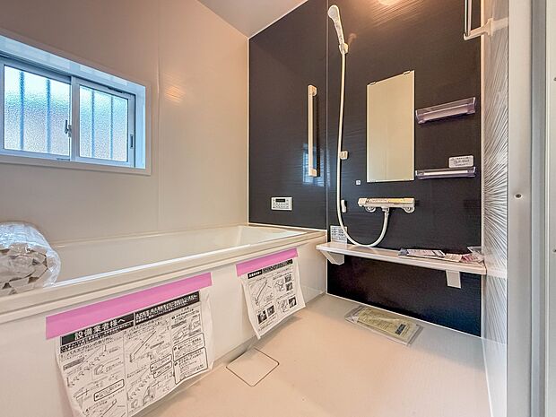 【浴室】 きっとあなたのバスタイムも単なる習慣から特別な時間に変わるはず。一日の汚れとともに疲れを洗い流し、眠りに就く前の大事なリラックスタイムを演出