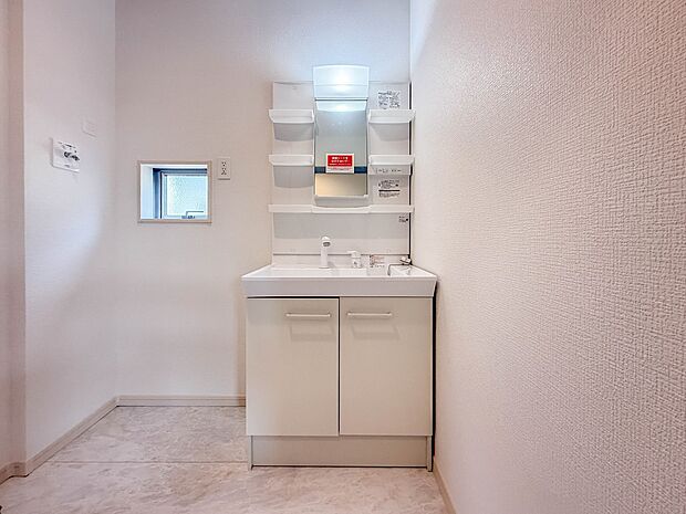 【洗面台】十分な大きさの洗面台は、身だしなみチェックや歯磨きなど、朝の慌ただしい時間でもホテルライクなスペースで余裕とゆとりを感じて頂けます。