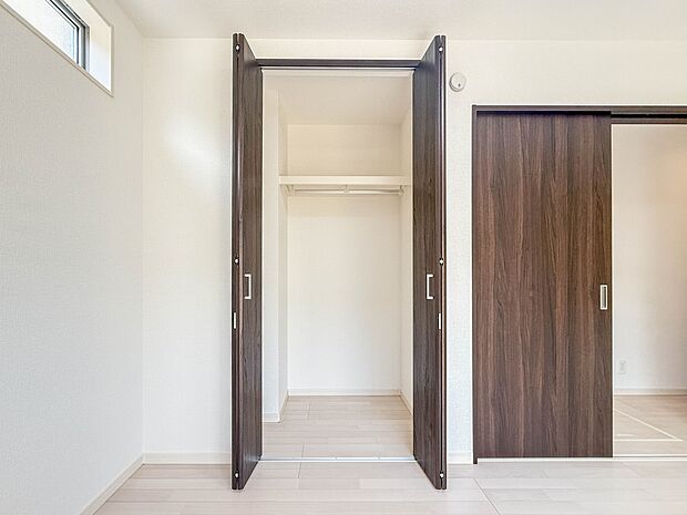 【収納】壁面クローゼットのメリットは、衣類が横一列に並ぶためひと目で洋服が選びやすいこと。衣類をたくさんお持ちの方も、限られたスペース内に無理なく収納することができます。