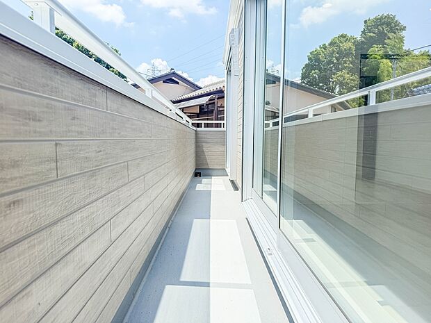 【バルコニー】朝の澄んだ空気や、夕方に吹く清々しい風を五感で感じられるバルコニー。屋外にあって、住まいの中でも本当の自然を感じられるスペースです。