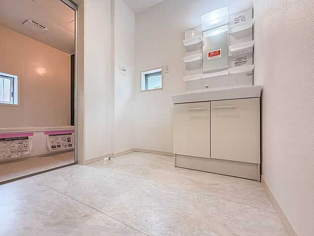 【脱衣所】脱衣所、洗面所は小さなプライベートスペース。歯磨き、洗顔と毎日施す個人空間。