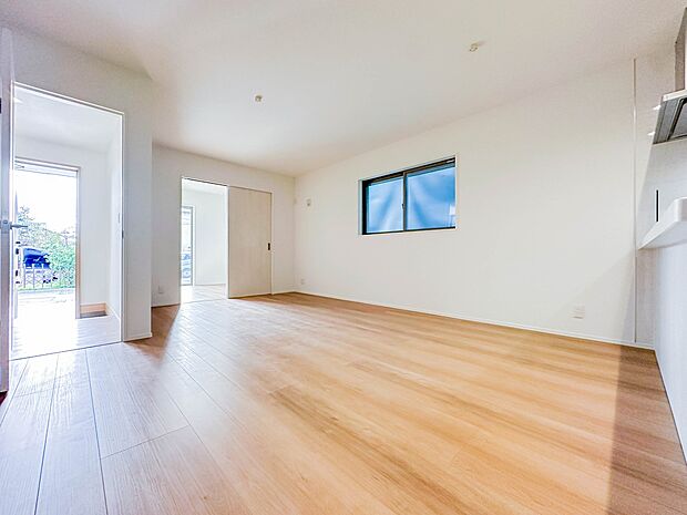 【リビング】  整然とした空間演出、快適な理想の暮らしの実現は家のみの拘りではなく、そこで暮らす方々にとって素敵な環境であることも挙げられると思います。四季折々の変化が奏でる鼓動を楽しんで下…