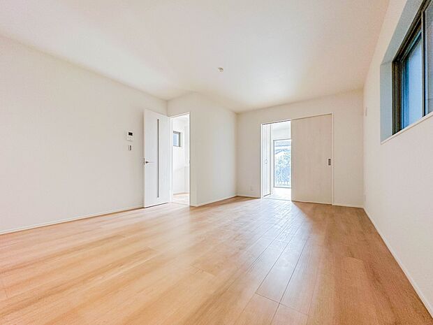 【リビング】うららかな陽射しがどのお部屋にも降り注ぎますように、快適さを追求した間取設計。得難い立地環境での生活を恵みの豊かな永住の地へと変えてくれます。