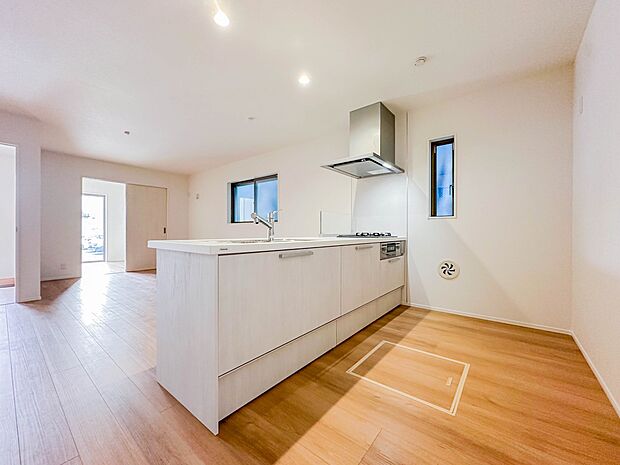 【キッチン】ナチュラルな自然光の中での調理。会話が弾む対面型キッチン。お洒落な食器類を余裕で収納できるスペース。動きやすい女性目線のキッチン動線。これからはお料理をつくる時間が劇的に変わりま…