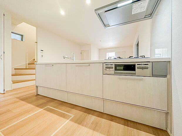 【キッチン】三口コンロで料理の幅を拡げてくれる使いやすいシステムキッチンを採用。洗い場も大きいので野菜や食器を洗ったりする際にも捗り、奥様の強い味方となってくれるはずです。
