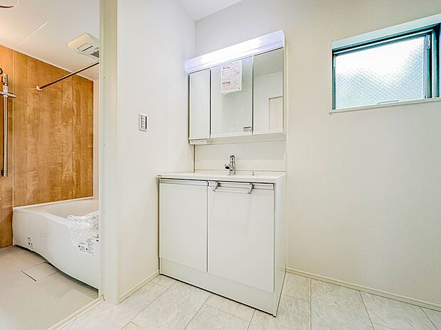 【洗面台】十分な大きさの洗面台は、身だしなみチェックや歯磨きなど、朝の慌ただしい時間でもホテルライクなスペースで余裕とゆとりを感じて頂けます。