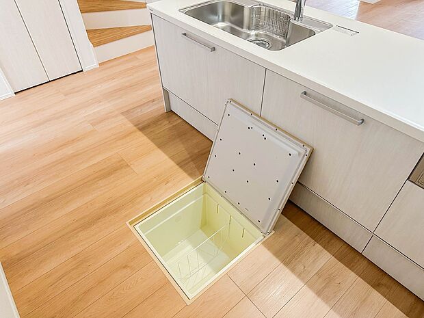 【床下収納】食材、調味料などの保管場所として便利です。