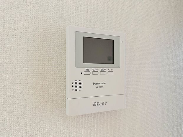 【TVモニター付インターホン】来訪者の様子を室内TVモニターでチェック。対応したくないセールスを断りやすく、子どもに留守番をさせるときも安心。不在時の来訪者を録画でき、犯罪抑止効果も期待でき…