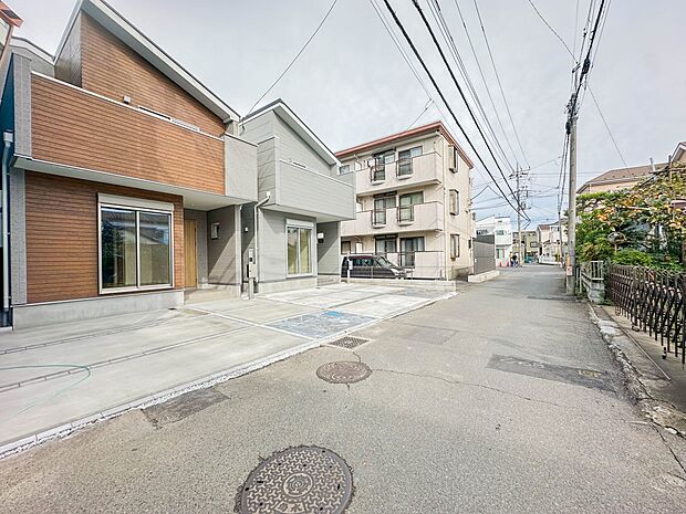 【前面道路-幅員約4ｍ-】静かな通りに面した本物件は、落ち着いて暮らすことができます。閑静な住宅街で比較的車の通りも少ないのでお子様も安心です。