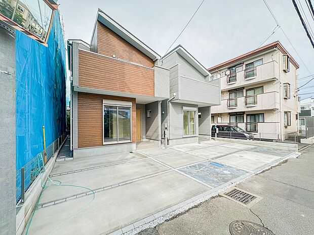 【現地外観】ここから始まる「日常」はご家族にとってかけがえのない時間となります。少しでも豊かに、快適に。そんな想いから本邸宅は生まれました。