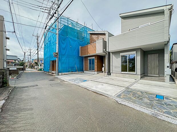 【前面道路-幅員約4ｍ-】家の前をまっすぐの通りが走っている。クルマは少なく、人々は毎朝、ウォーキング、ジョギング、犬の散歩など、フリーな朝時間を過ごしている。