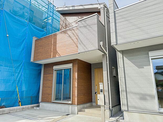 【外観-1号棟-】街の風景に溶けこむシンプルなカタチ。バランスがとれた玄関のハイクォリティなデザイン。存在感あふれる建物の質感。