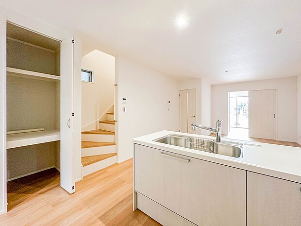 【ダイニングキッチン】料理をしながら、後片付けをしながら二人で会話を楽しみたい空間。キッチン横には収納スペースを設けています。