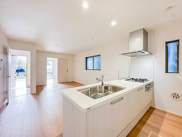 【ダイニングキッチン】木の温もりがやさしいフローリング仕様。明るく広々としたダイニングはとても快適な空間です。