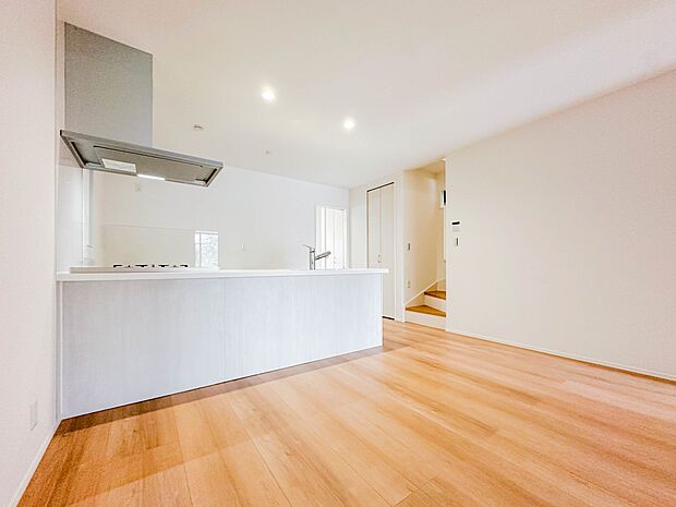 【Dining】ダイニングテーブルを置いても十分な広さが確保されています。