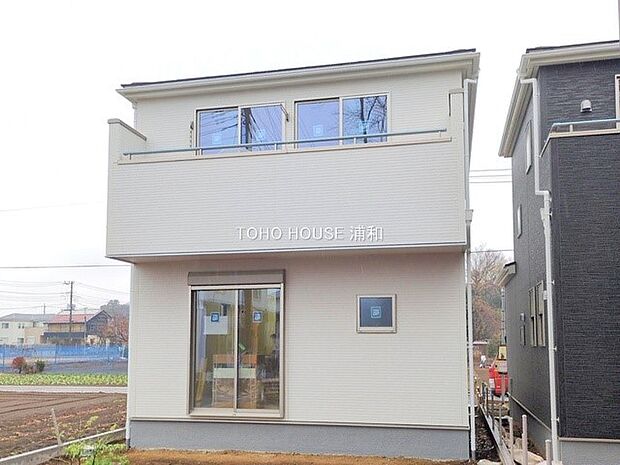 1号棟【外観】堂々たる趣ながら、主張し過ぎずどこか余裕を感じさせるシャープなフォルムで佇む邸宅は、晴天の空と照らし合わせる事で、本来あるべき完成形の姿を見せてくれます。