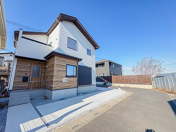 【前面道路】陽当りや通風性など各所に施された工夫で住みやすさを実現。部屋の大きさや周辺環境・街並など、資料には掲載していない情報が現地にはたくさんございます。是非ご確認下さい。