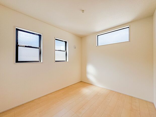 【子供部屋5.3帖】お子様のお部屋にぴったりなクロークを備えたフローリング仕様の洋室です。