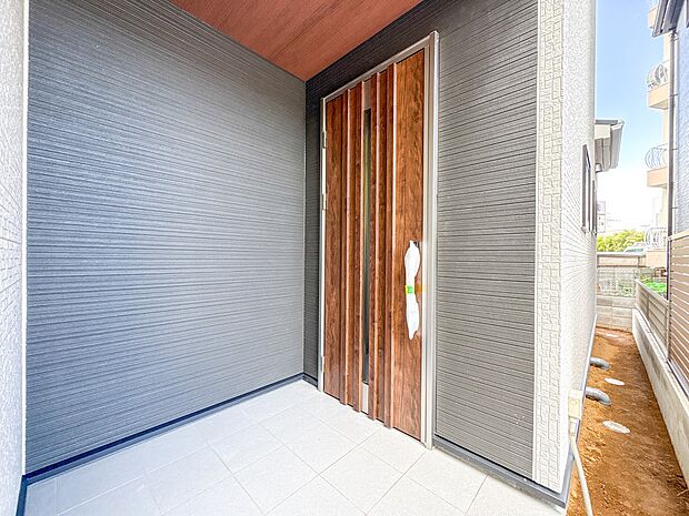 【玄関2号棟】家の顔となる玄関は、高いデザイン性が求められます。高級感と断熱性、防犯性に優れた玄関ドアを標準装備。ピッキング対策のセキュリティサムターン等、防犯に考慮しました。