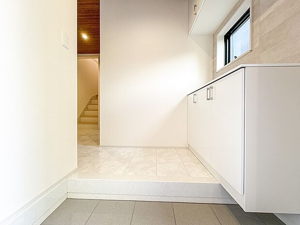 【玄関】大型のシューズボックスには靴やブーツ、サンダルはもちろん、ハンカチや手袋、バック類などのお出かけ用品、印鑑や朱肉なども収納可能です。