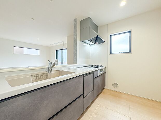 【LDK16.5帖】ナチュラルな自然光の中での調理。お洒落な食器類を余裕で収納できるスペース。動きやすい女性目線のキッチン動線。これからはお料理をつくる時間が劇的に変わります。