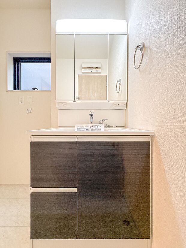 【洗面台】洗面所は小さなプライベートスペース。歯磨き、洗顔と毎日施す個人空間。小窓も設置して、熱気などを開放して、爽やかなスペースになるように設計されています。