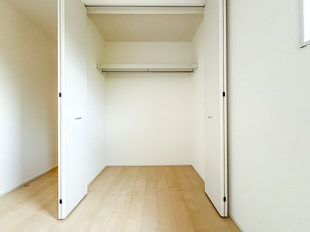 【収納】各所に配置された収納スペースは、洋服や小物はもちろんのこと、掃除機や日用予備品・お子様のおもちゃなど様々な物を収納して頂ける便利なスペースです。