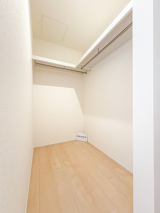 【WIC】WICのメリットの1つ目は、1箇所にまとめて収納が出来ること。2つ目は、衣替えが必要ないこと。3つ目は、扉が少なくなり室内がスッキリ見えること。