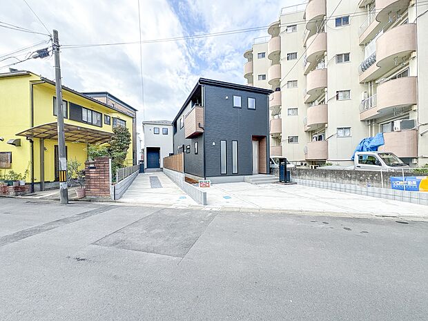 【外観】こちらの物件に少しでもご興味がありましたら、お気軽にお電話下さい。ネット上で「見えない物」「わからない事」でも、実際にご見学いただくことで、手に取るようにおわかりいただけるはずです。…