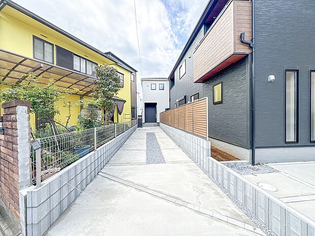 【外観】街の風景に溶けこむシンプルなカタチ。バランスがとれた玄関のハイクォリティなデザイン。存在感あふれる建物の質感。