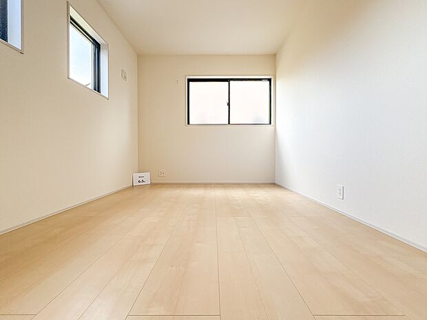 【洋室6.5帖】部屋の快適性を追求していくと、内装はシンプルになります。そしてポイント、ポイントにアクセントをつけて、リズムをつくる。シンプルな内装とは、リズミカルな内装と気づきます。