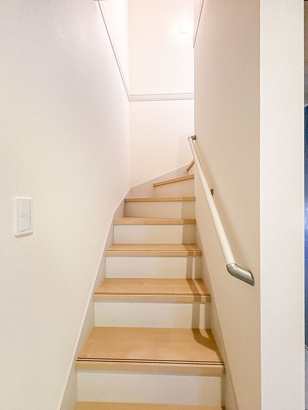 【手すり付階段】手すりがないと階段の昇り降りで危険なことはもちろん、壁に手をつきながら歩くことで壁紙が汚れやすくなります。すべての方に快適に昇り降りしていただくため、手すりを設置しました。