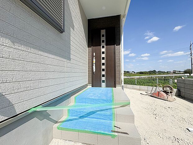 【玄関】家の顔となる玄関は、高いデザイン性が求められます。高級感と断熱性、防犯性に優れた玄関ドアを標準装備。ピッキング対策のセキュリティサムターン等、防犯に考慮しました。