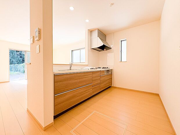 【キッチン　LDK16.12帖】ナチュラルな自然光の中での調理。会話が弾む対面型キッチン。お洒落な食器類を余裕で収納できるスペース。動きやすい女性目線のキッチン動線。これからはお料理をつくる…