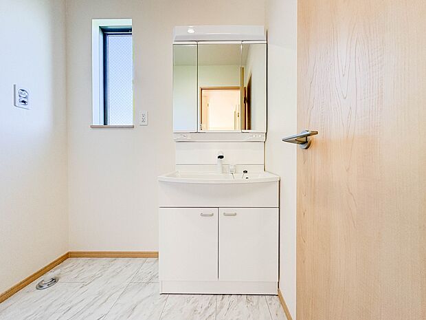 【洗面台】 十分な大きさの洗面台は、身だしなみチェックや歯磨きなど、朝の慌ただしい時間でもホテルライクなスペースで余裕とゆとりを感じて頂けます。