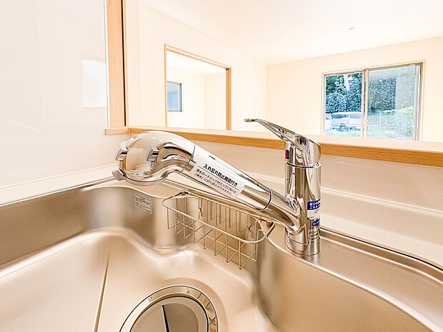 【浄水器一体型混合水栓】  一つの蛇口で「原水（水道水）」「シャワー」「浄水」を切り替えられる、浄水器を内蔵した混合水栓です。浄水は、水栓本体の首部分に付属のカートリッジをセットして使用しま…